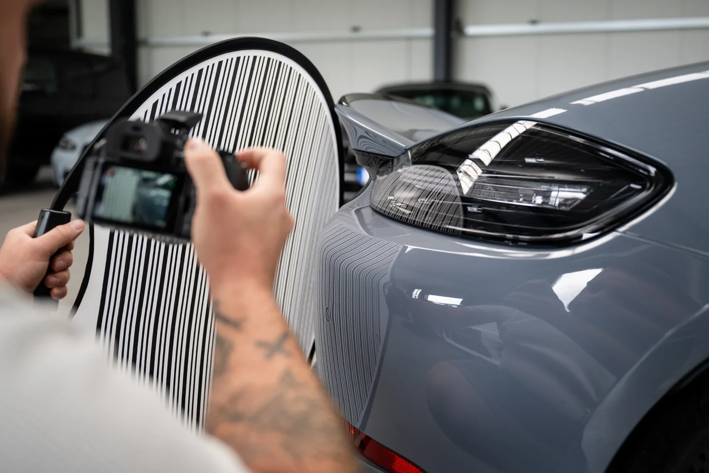 Detailaufnahme einer präzisen Lack- und Zustandsprüfung am Scheinwerfer